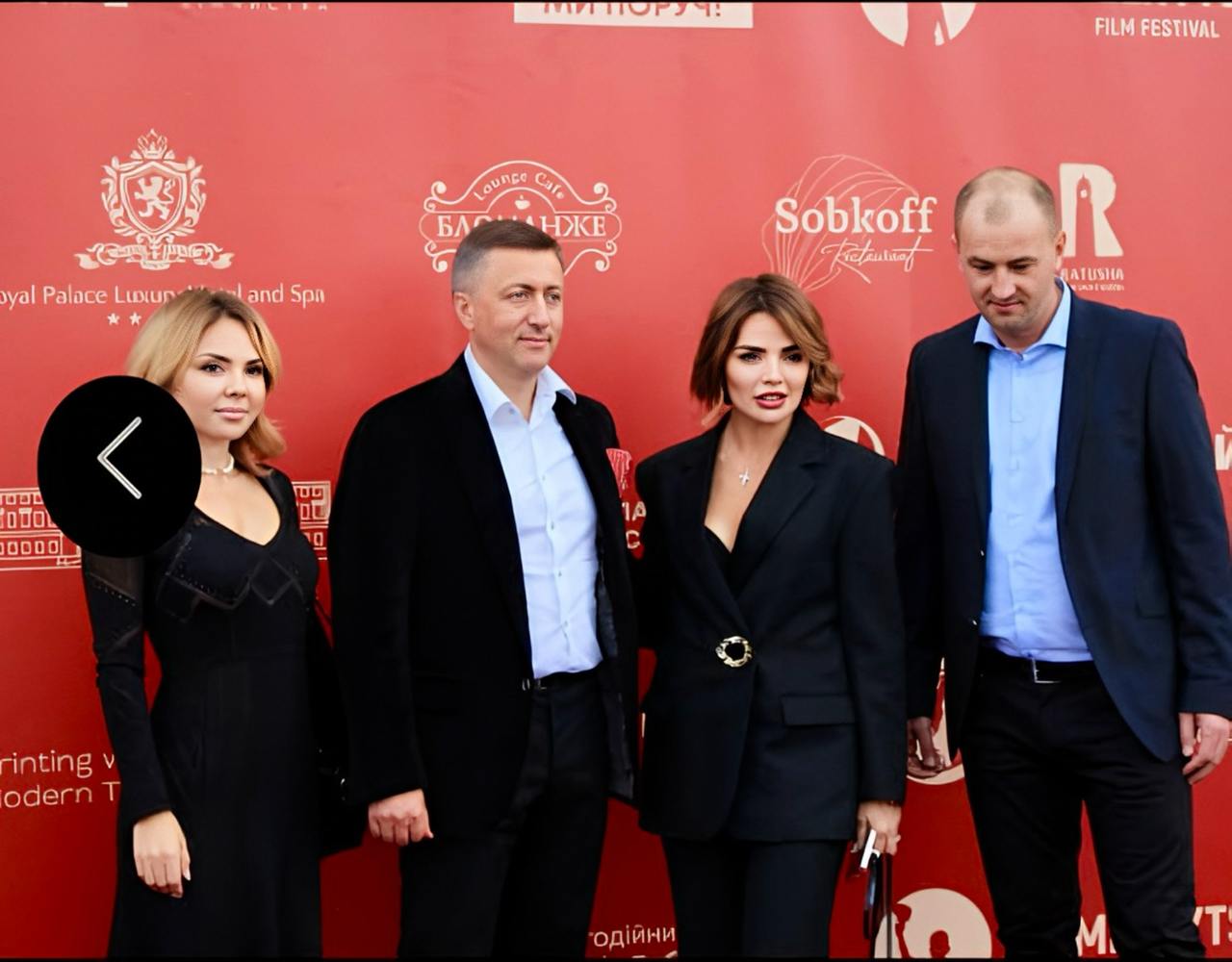На фото: зліва направо: Ліля Марцинкевич київський нотаріус, нардеп рейдер-корупціонер Сергій Лабазюк, його дружина голова Хмельницької облради Віолета Лабазюк, суддівський "рішало" Віталій Марцинкевич